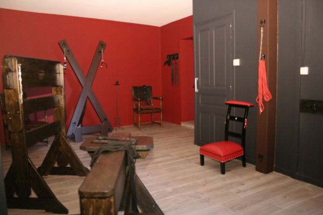 Donjon du Refuge Des Extases, un des gites BDSM de l'Antre Des Vices proche de Valence