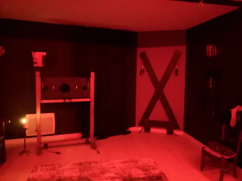 Donjon du Repaire Des Passions, un des gites BDSM de l'Antre Des Vices, proche de Valence
